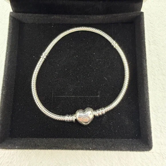 Pandora Moments Heart Clasp Bangle 7.5 in - Picture 7 of 7